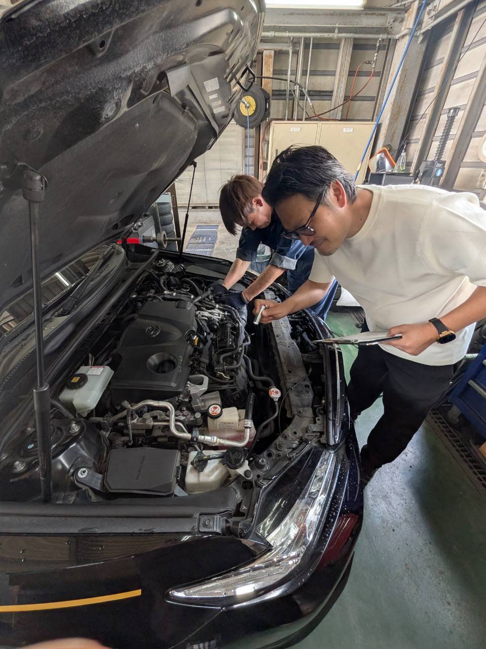 整備士が車両の状態を確認する様子
