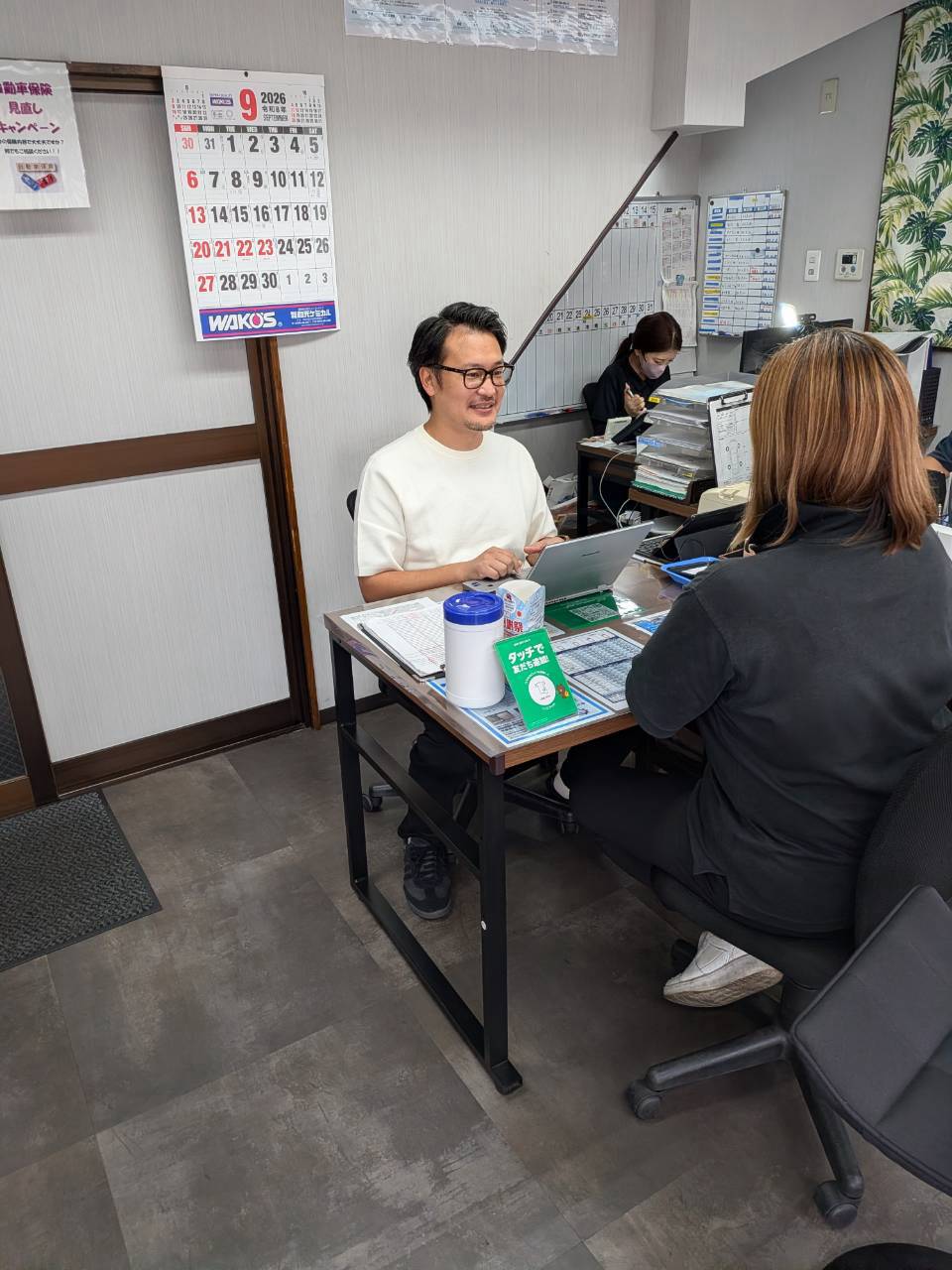 スタッフがお客様へ査定内容を説明する様子