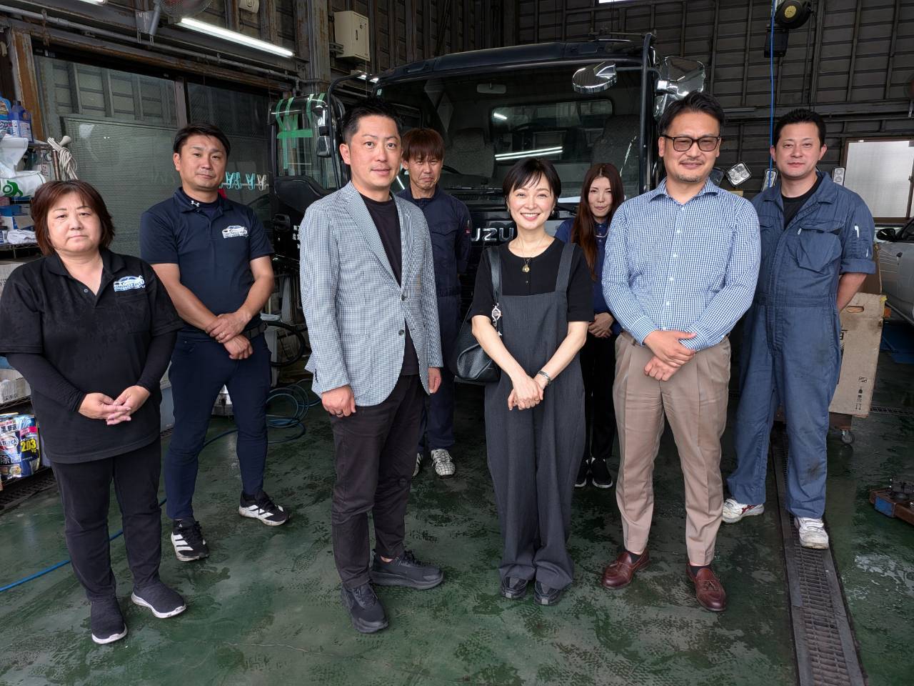 篠崎自動車のスタッフ集合写真